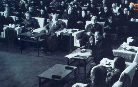 资料图：1983年胡厥文、荣毅仁在座谈会上