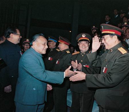 1989年11月12日，邓小平同参加军委扩大会议的全体同志见面