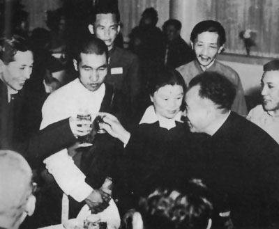 
1951年5月23日，朱德与阿沛·阿旺晋美庆贺