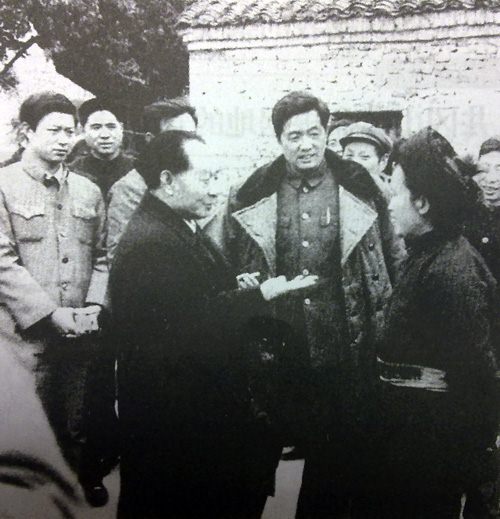 1986年2月，胡耀邦（前左）在贵州考察时与当地群众交谈。前中为时任贵州省委书记的胡锦涛。