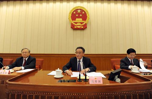 3月4日上午,十一届全国人大四次会议主席团在北京人民大会堂举行第一次会议。吴邦国主持会议。新华社记者 马占成 摄