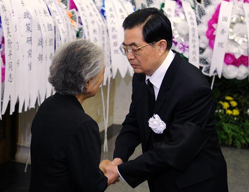 3月9日,吴阶平同志遗体在北京八宝山革命公墓火化。胡锦涛、吴邦国、温家宝、贾庆林、李长春、习近平、李克强、贺国强、周永康等前往八宝山送别。这是胡锦涛与吴阶平亲属握手,表示深切慰问。新华社记者 马占成 摄