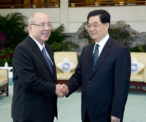 5月10日,中共中央总书记胡锦涛在北京钓鱼台国宾馆会见中国国民党荣誉主席吴伯雄一行。 新华社记者黄敬文摄