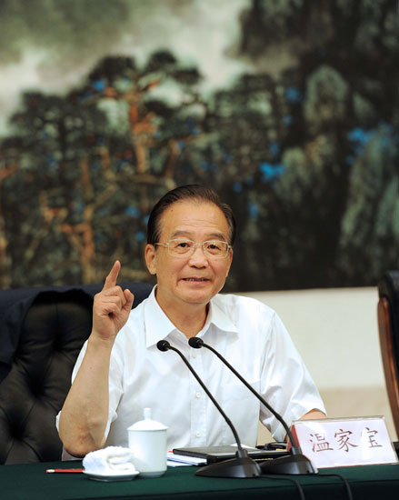 6月4日,正在江西、湖南、湖北考察抗旱工作的中共中央政治局常委、国务院总理温家宝在武汉主持召开江苏、安徽、江西、湖北、湖南五省抗旱工作座谈会,并发表重要讲话。 新华社记者 李涛 摄