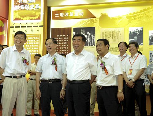 6月27日,中共中央政治局委员、国务院副总理回良玉参观正在北京全国农业展览馆举行的建党以来农村政策回顾展。新华社记者 谢环驰 摄