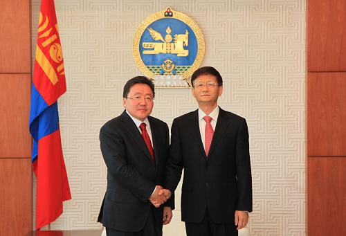 7月7日,蒙古国总统额勒贝格道尔吉(左)在乌兰巴托会见到访的国务委员孟建柱。 新华社记者 黄龙杰 摄