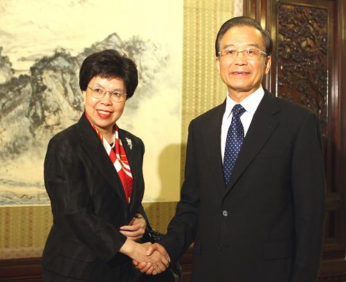 7月12日,国务院总理温家宝在北京中南海紫光阁会见世界卫生组织总干事陈冯富珍。新华社记者 姚大伟 摄