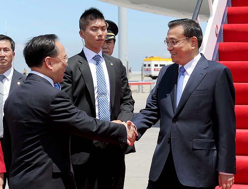 8月16日,国务院副总理李克强乘坐专机抵达香港国际机场,将出席国家“十二五”规划与两地经贸金融合作发展论坛和香港大学百年庆典并视察香港特区。这是香港特别行政区行政长官曾荫权在机场迎接李克强副总理。新华社记者 马占成 摄
