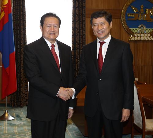 8月24日,中共中央政治局常委、中央政法委书记周永康在乌兰巴托会见蒙古人民党主席、政府总理巴特包勒德。新华社记者 刘卫兵 摄