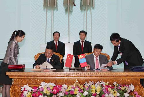 这是会见结束后,周永康和巴特包勒德共同出席两国经贸、金融、科技和教育文化领域一系列合作文件的签字仪式。新华社记者 刘卫兵 摄