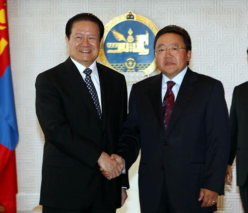 周永康会见蒙古国总统额勒贝格道尔吉 8月25日,中共中央政治局常委、中央政法委书记周永康在乌兰巴托会见蒙古国总统额勒贝格道尔吉。 新华社记者刘卫兵摄