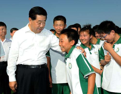 8月29日至30日,中共中央政治局常委、全国政协主席贾庆林在内蒙古鄂尔多斯调研。这是8月29日,贾庆林在亿利东方学校亲切看望正在上体育课的孩子们。 新华社记者刘建生摄