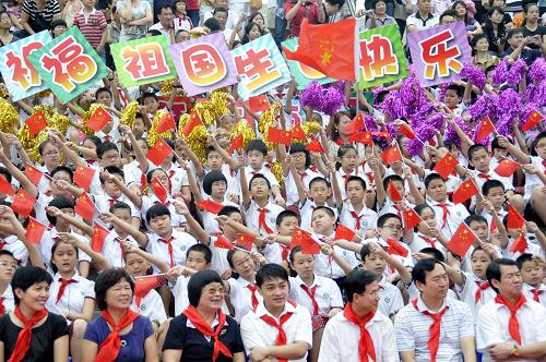 10月1日国庆节当天,厦门近200名中小学生在厦门烈士陵园举行“颗颗童心颂祖国”活动,孩子们集体升国旗唱国歌,用自己的歌声、舞蹈表达对祖国的热爱。新华社记者 孟昭丽 摄