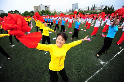 10月1日,扬州市民在“红舞献祖国”广场舞蹈比赛上表演。当日,第三届“红舞献祖国”扬州市广场舞蹈比赛在扬州大学体育场举行,来自6个市(区)19个社区的1500多名市民欢乐起舞,共庆新中国62周年华诞。