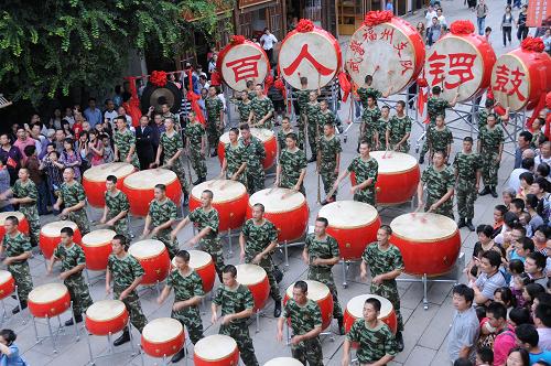 10月1日,武警福州支队为福州市民表演“百名武警威风锣鼓”。新华社记者 林善传 摄