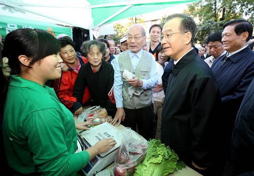 10月1日一大早,中共中央政治局常委、国务院总理温家宝来到北航社区,了解周末蔬菜直销市场情况,并向居民们致以节日问候。新华社记者 姚大伟 摄