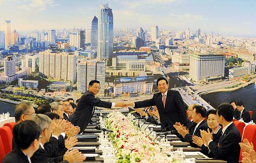 10月20日,海协会会长陈云林和海基会董事长江丙坤在会谈前握手。当日,海峡两岸关系协会与台湾海峡交流基金会第七次领导人会谈在天津举行。 新华社记者 何俊昌 摄