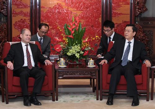 11月14日,中国国务院副总理张德江在北京中南海紫光阁会见德国汉堡市长舍尔茨。 新华社记者庞兴雷摄