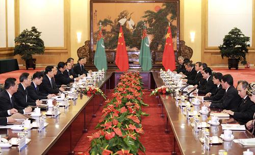 11月23日,中国国家主席胡锦涛在北京人民大会堂与土库曼斯坦总统别尔德穆哈梅多夫举行会谈。新华社记者 马占成 摄