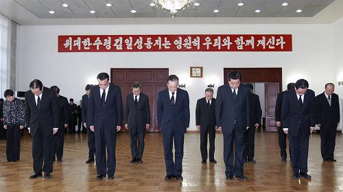 12月21日,党和国家领导人温家宝、贾庆林、李克强、贺国强、周永康前往朝鲜驻华使馆,沉痛吊唁朝鲜劳动党总书记、国防委员会委员长、朝鲜人民军最高司令官金正日逝世。新华社记者 丁林 摄