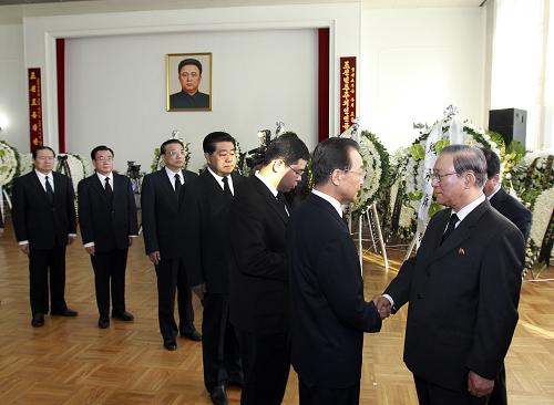 12月21日,党和国家领导人温家宝、贾庆林、李克强、贺国强、周永康前往朝鲜驻华使馆,沉痛吊唁朝鲜劳动党总书记、国防委员会委员长、朝鲜人民军最高司令官金正日逝世。新华社记者 丁林 摄