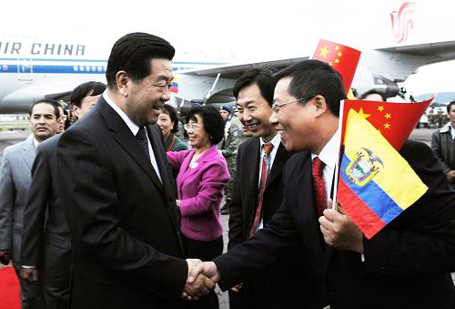 11月23日,全国政协主席贾庆林乘专机抵达厄瓜多尔首都基多,开始对厄瓜多尔进行正式友好访问。中国驻厄瓜多尔使馆工作人员、中资机构和华侨华人代表到机场迎接。