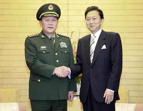 11月27日,在日本首都东京首相官邸,日本首相鸠山由纪夫(右)会见到访的中国国务委员兼国防部长梁光烈上将。新华社记者 任正来 摄