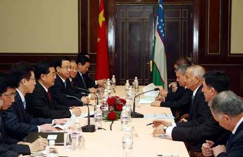 12月13日,正在土库曼斯坦访问的中国国家主席胡锦涛在阿什哈巴德同乌兹别克斯坦总统卡里莫夫举行会晤。 新华社记者 兰红光 摄