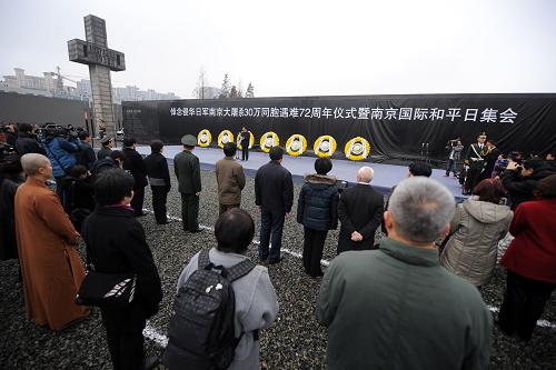 12月13日,南京各界人士在侵华日军南京大屠杀遇难同胞纪念馆集会广场举行“悼念侵华日军南京大屠杀30万同胞遇难72周年仪式暨南京国际和平日集会”。江苏省、南京市各有关部门、各民主党派、群众代表,南京市学生代表,南京大屠杀幸存者代表,以及来自日本、波兰等国家的友好人士,共约5000人参加了集会。 新华社记者 韩瑜庆 摄