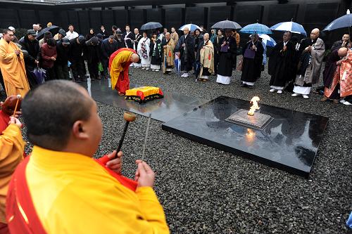 12月13日,中日两国数十位僧人在侵华日军南京大屠杀遇难同胞纪念馆祭场举行“世界和平法会”,悼念侵华日军南京大屠杀30万同胞遇难72周年。新华社记者 韩瑜庆 摄