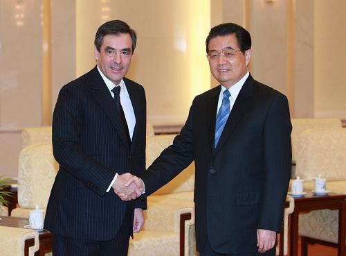 胡锦涛会见法国总理菲永 12月22日,国家主席胡锦涛在北京人民大会堂会见法国总理菲永。 新华社记者庞兴雷摄