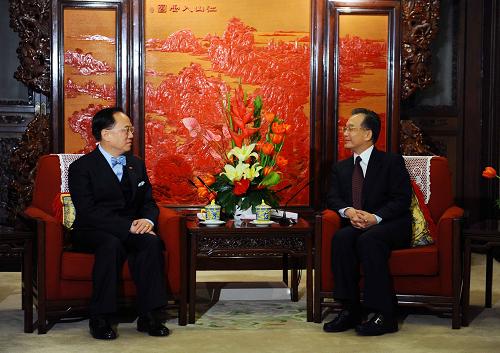 12月28日,国务院总理温家宝在北京中南海紫光阁会见来京述职的香港特别行政区行政长官曾荫权。 新华社记者 李涛 摄