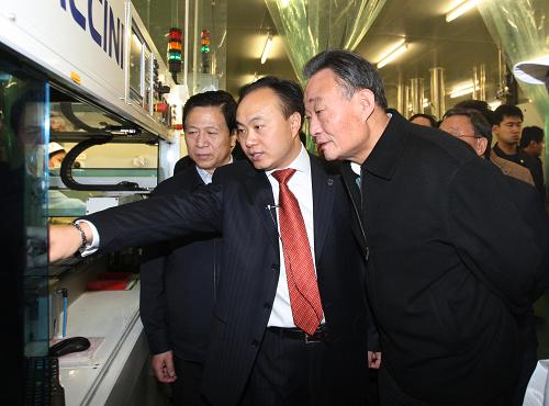 1月14日至17日,中共中央政治局常委、全国人大常委会委员长吴邦国在江苏调研。这是1月16日,吴邦国来到无锡尚德太阳能公司,了解太阳能光伏产业发展情况。新华社记者 刘卫兵 摄