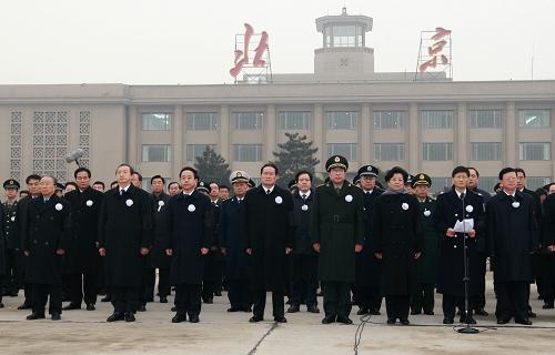 1月19日,中共中央政治局常委、中央政法委书记周永康代表党中央、国务院和胡锦涛总书记来到北京首都国际机场,迎接在海地地震灾害中遇难的八位中国维和警察的灵柩。 新华社记者庞兴雷摄