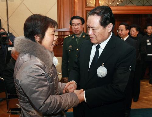 1月19日,中共中央政治局常委、中央政法委书记周永康在北京首都国际机场亲切看望遇难维和警察的亲属代表,代表党中央、国务院和胡锦涛总书记表示最深切的哀悼,向亲属表示最深切的慰问。这是周永康和亲属代表握手。 新华社记者庞兴雷摄
