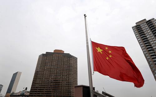 1月19日,在美国纽约中国常驻联合国代表团驻地,为悼念在海地地震遇难的八位中国维和警察,中国常驻联合国代表团下半旗志哀。新华社记者申宏摄