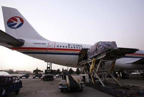 1月24日,中国政府向海地援助的20吨药品及医疗物资被运上飞机。新华社记者 陈建力 摄