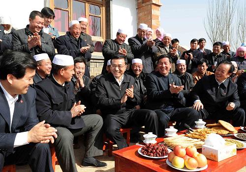 2月25日至27日,中共中央政治局常委、国务院副总理李克强在宁夏考察。这是2月26日李克强在海原县高崖乡三分湾村回族村民田仲录家,与乡亲们围坐在一起拉家常。 新华社记者 李涛 摄