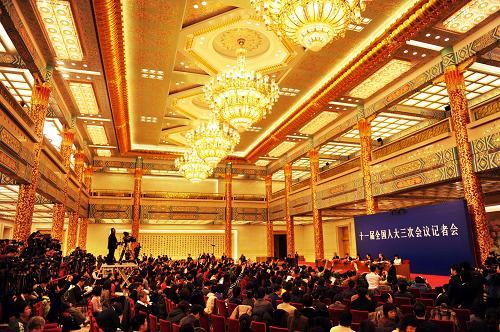 3月6日,十一届全国人大三次会议举行记者会,国家发展和改革委员会、财政部、商务部、中国人民银行负责人就加强和改善宏观调控问题答记者问。新华社记者 李紫恒 摄