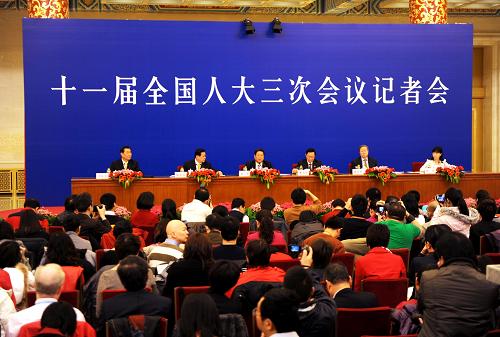3月6日,十一届全国人大三次会议举行记者会,国家发展和改革委员会主任张平、财政部部长谢旭人、商务部部长陈德铭、中国人民银行行长周小川就加强和改善宏观调控问题答记者问。新华社记者 李紫恒 摄