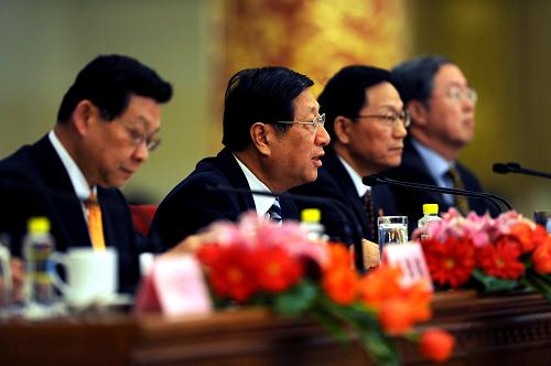 这是国家发展和改革委员会主任张平(左二)在回答记者提问。新华社记者 李紫恒 摄