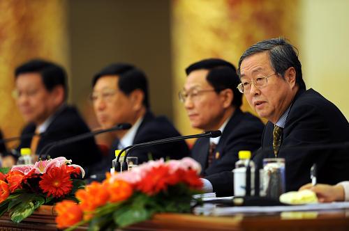 这是中国人民银行行长周小川(右一)在回答记者的提问。新华社记者 李紫恒 摄