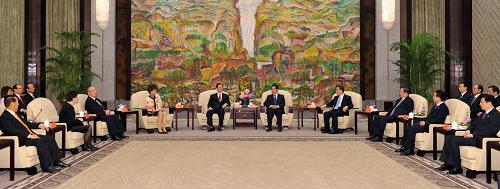 胡锦涛会见出席上海世博会开幕式的台湾各界人士 4月29日,中共中央总书记胡锦涛在上海会见前来出席上海世博会开幕式的中国国民党荣誉主席连战、吴伯雄和亲民党主席宋楚瑜等台湾各界人士。 新华社记者黄敬文摄