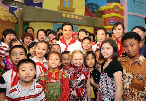 5月31日,中共中央总书记、国家主席、中央军委主席胡锦涛到中国科技馆新馆,同出席中国少年先锋队第六次全国代表大会的全体小代表和部分中外少年儿童一起参加“体验科学、快乐成长”活动。这是胡锦涛同参加安全岛展区模拟体验活动的中外小朋友在一起。