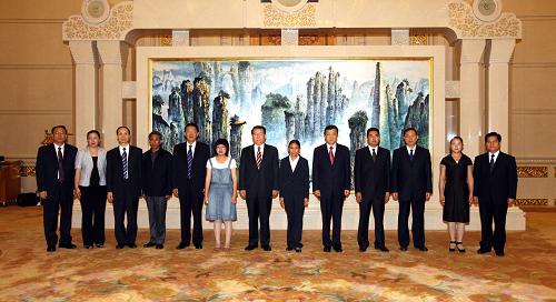 6月12日,郑垧靖同志先进事迹首场报告会在北京人民大会堂举行。报告会开始前,中共中央政治局常委李长春等亲切看望郑垧靖同志的亲属和报告团成员。新华社记者 姚大伟 摄