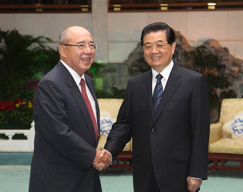 胡锦涛会见吴伯雄 7月12日,中共中央总书记胡锦涛在北京钓鱼台国宾馆会见中国国民党荣誉主席吴伯雄。 新华社记者兰红光摄