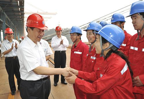 7月17日至18日,中共中央政治局常委、国家副主席习近平在河北省唐山市考察工作。这是7月18日,习近平在曹妃甸港区25万吨级矿石码头考察时与工人握手。新华社记者 黄敬文 摄