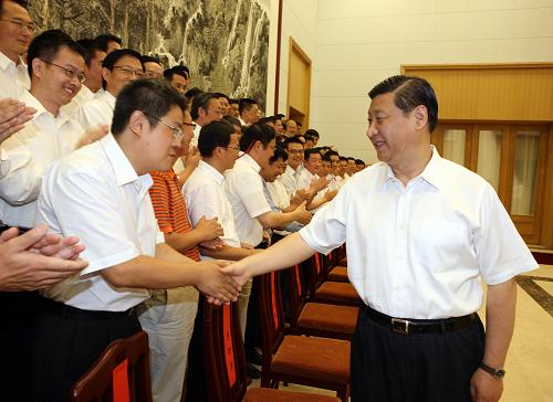 7月29日,中共中央政治局常委、中央书记处书记、国家副主席习近平在北戴河看望在这里休假的“千人计划”入选专家代表,与他们进行座谈并讲话。 新华社记者 姚大伟 摄