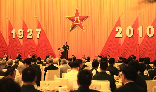 7月31日,中华人民共和国国防部在北京人民大会堂举行盛大招待会,热烈庆祝中国人民解放军建军83周年。新华社记者 李刚摄