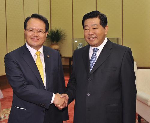 贾庆林会见韩国客人 8月11日,中共中央政治局常委、全国政协主席贾庆林在北京人民大会堂会见以国会副议长郑义和为团长的韩国超党派国会议员代表团。 新华社记者黄敬文摄